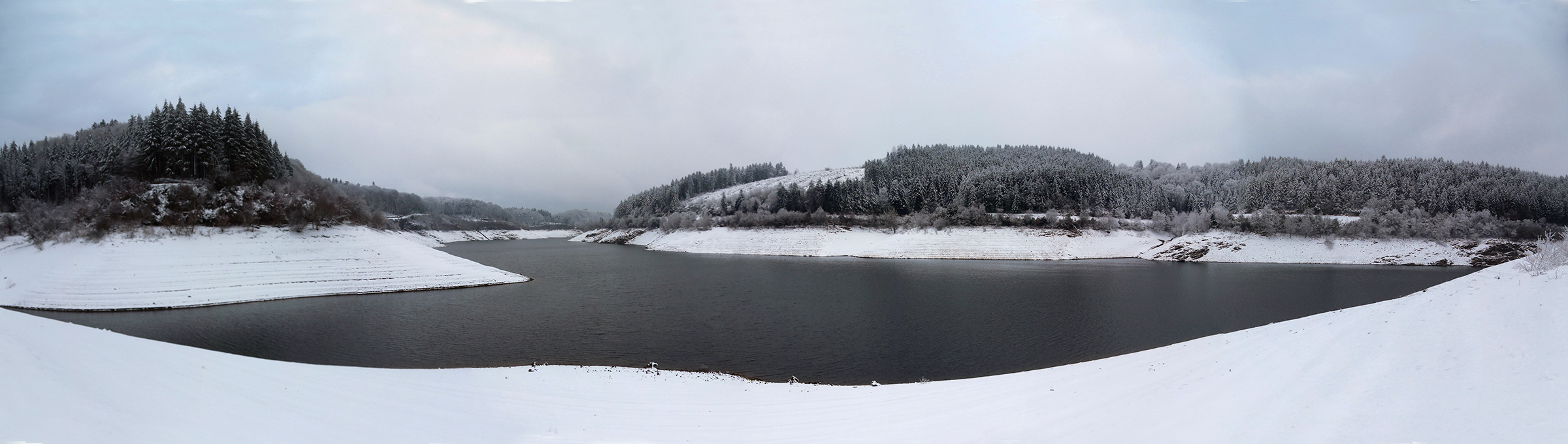 Photo du lac des Cammazes sous la neige en janvier 2023.